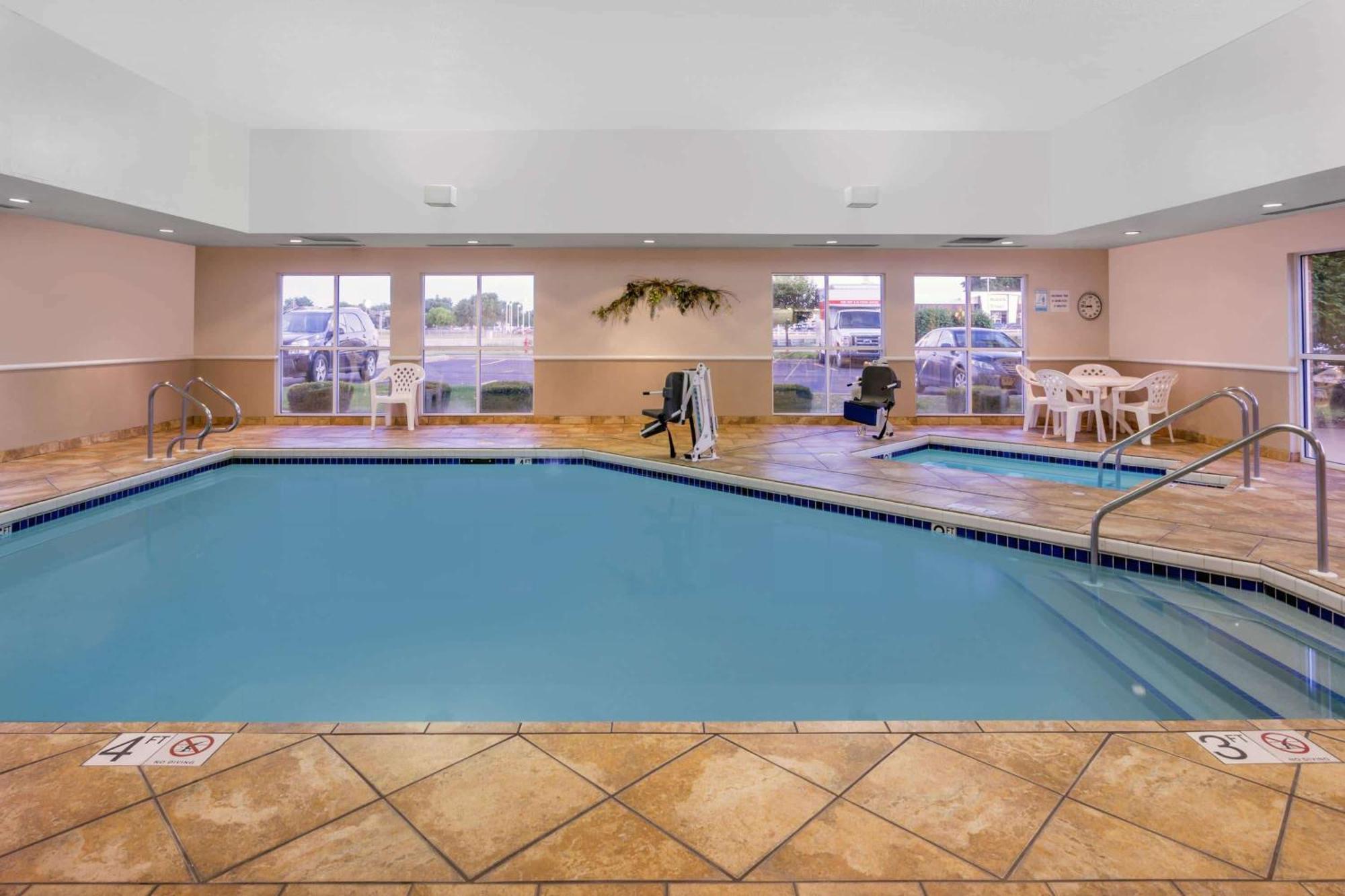 Мотель Super 8 By Wyndham Madison South Экстерьер фото